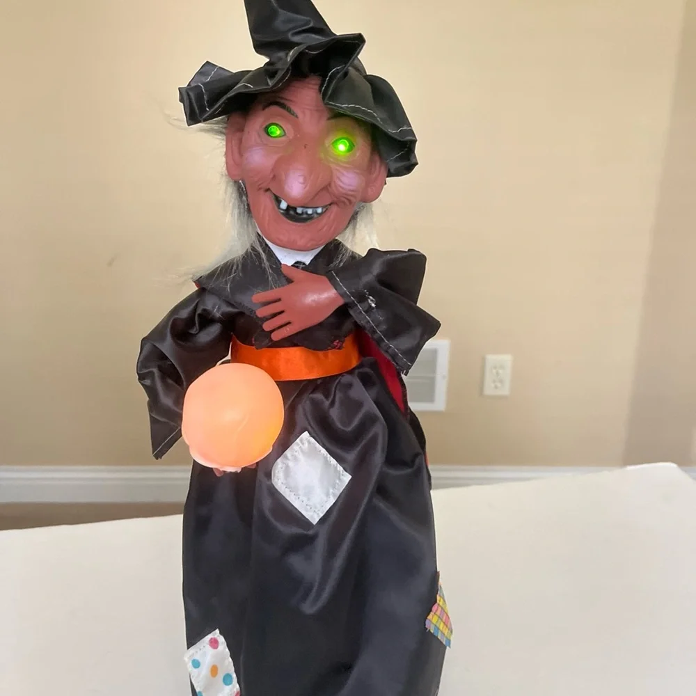 Witch Skull Eerie Sound Light Up Halloween 1988 Funny Toys Corp Decor Not Moving